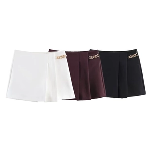 Minimalistische Falten-Shorts für Damen mit goldenen Ketten in Weiß, Burgund und Schwarz
