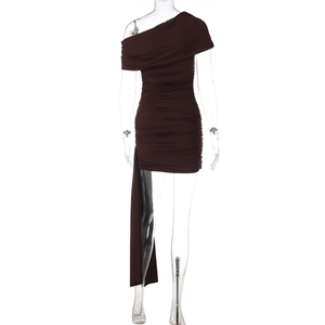 Détails de la robe marron café à épaule dénudée avec fronces et ruban drapé