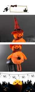Dettaglio del ciondolo di Halloween zucca in peluche con cappello e ricamo a forma di ragno