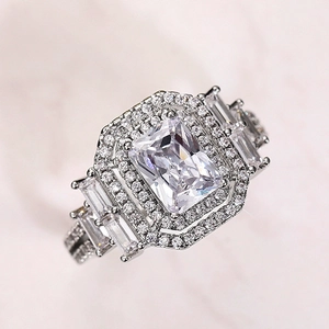 Macro dell'anello d'argento con pietra centrale taglio radiant e diamanti baguette