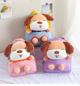 Dettaglio degli zaini a forma di cane in blu, rosa e viola per bambini e neonati