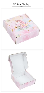 Détail d'un coffret cadeau licorne rose avec des motifs floraux à l'aquarelle élégants