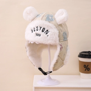 Detail der Wintermütze mit BOSTON-Stickerei und Plüsch-Kunstfellfutter für Kinder