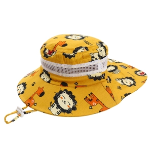 Détail d'un chapeau de soleil enfant avec bande en maille et imprimé animaux jaunes