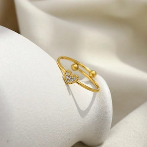 Anello a cuore placcato oro 18K con cristalli e design a fascia aperta regolabile