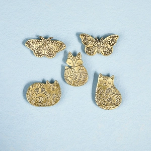 Lot de cinq broches d'animaux vintage en bronze avec gravures de renard, chat et papillon