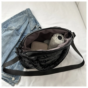 Vista dall'alto dello spazioso interno della borsa tote in nylon nero lucido