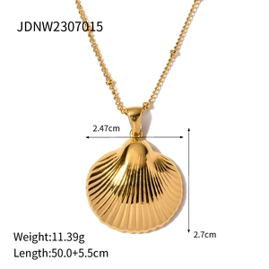 Elegant gold fan shell pendant necklace in stainless steel with textured scallop design