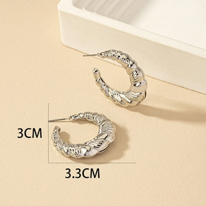 Detail view of silver C-shaped croissant earrings with spiral texture and 3cm size marking