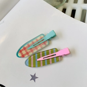 Lot de deux barrettes y2k colorées aux motifs à carreaux et rayures géométriques