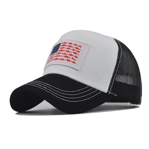 Dettaglio della toppa a pesce con bandiera americana su cappello trucker traspirante