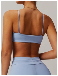 Detailansicht der Racerback-Träger eines hellblauen, schnelltrocknenden Yoga-BHs