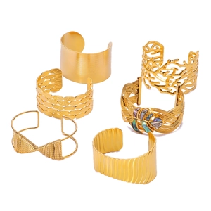 Set de 6 brazaletes abiertos de acero inoxidable bañados en oro con diseño hoja