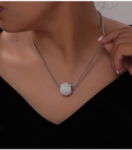 Dettaglio della collana a catena Spiga in argento con pendente a sfera con diamanti