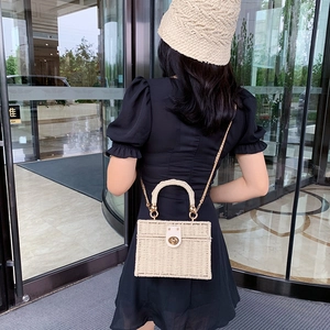 Minimalistische Web-Box-Handtasche mit goldener Kette und passendem Fischerhut