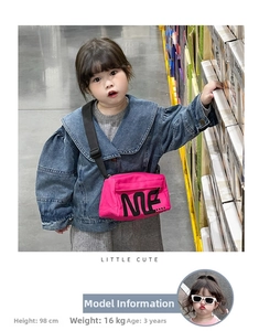 Vue détaillée du sac bandoulière pour enfant porté par un mannequin de 98 cm