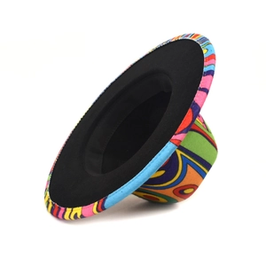 Détail d'un chapeau fedora coloré avec motifs géométriques et doublure noire
