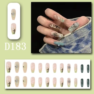 Detailansicht der grünen und rosa Farbverlauf-Nagelsticks mit Silberkreuz und Strass
