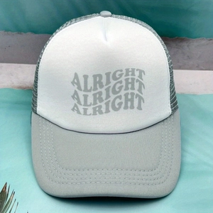 Vorderansicht der grau-weißen Netz-Trucker-Kappe mit dreizeiligem Textaufdruck