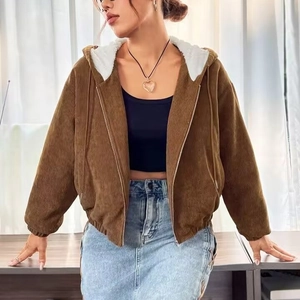 Braune Cordjacke mit Kapuze, weißem Futter aus Lammfell-Imitat und Reißverschluss für Damen