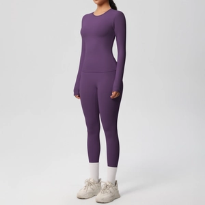Vista dettagliata del set da yoga viola scuro con maglia a maniche lunghe e leggings