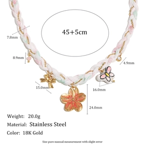 Vue détaillée du collier en acier doré 18K avec dimensions et breloques de fleurs