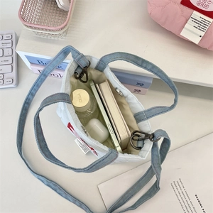 Vue intérieure d'un petit sac matelassé blanc montrant une grande capacité de rangement