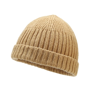 Minimalistische khakifarbene Strickmütze mit grober Rippstruktur und klassischem Umschlag