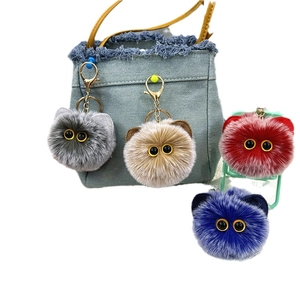 Portachiavi gatto in peluche a quattro colori con occhi grandi e clip in metallo oro