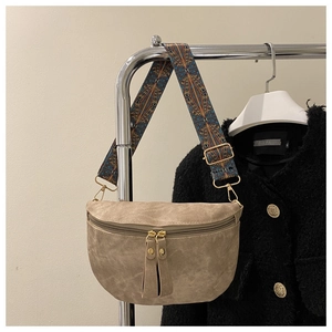 Détail du sac kaki avec bandoulière bohème et fermetures éclair à longues franges