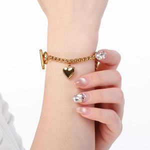 Elegante bracciale in acciaio inossidabile dorato con ciondolo a cuore e chiusura T