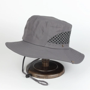 Détail d'un chapeau de soleil gris foncé avec maille respirante et cordon réglable