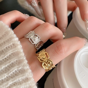 Detail von Vintage-Rosenringen in Gold und Silber auf der Hand des Trägers