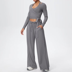 Détail du haut cache-cœur gris foncé avec liens et pantalon large assorti à taille haute
