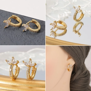 Detalle de los pendientes chapados en oro de 18K con circonitas en una modelo