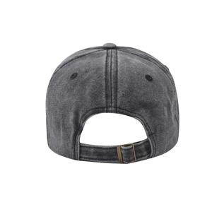 Vue arrière détaillée d'une casquette en denim gris foncé avec boucle métallique ajustable