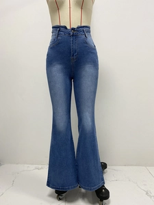 Détail de jean évasé à taille haute délavé montrant les poches avant et la fermeture éclair