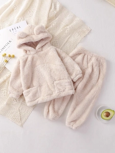 Ensemble pyjama en polaire à capuche et oreilles d'ours pour enfant en beige doux