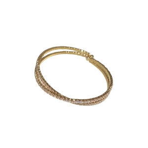 Bracelet croisé doré de style français avec micro-pavage en zircone sur fond blanc pur
