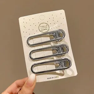 Lot de 3 barrettes Y2K en métal argenté présentées sur carte, environ 6 cm de longueur