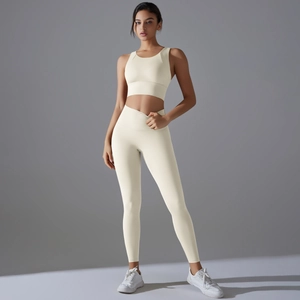 Zweiteiliges Yoga-Set mit Racerback Sport-BH und nahtlosen High-Waist-Leggings in Cremeweiß
