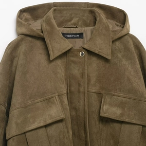 Veste à capuche pour femme en daim marron avec poches à rabat et boutons métalliques