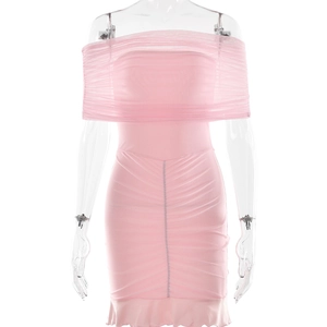 Détail d'une mini-robe rose à épaules dénudées avec plis en mesh et ourlet à volants
