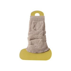 Jambières tricotées marron clair avec motif torsadé sur un fond blanc épuré
