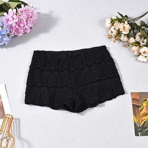 Detaillierte Nahaufnahme schwarzer Spitzen-Shorts mit schmaler Passform und Blumenmuster
