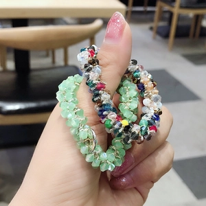 Lot de trois chouchous et bracelets en perles de cristal aux tons verts et champagne
