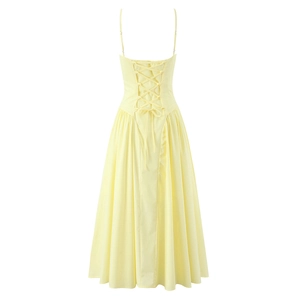 Détail du laçage corset au dos et des fines bretelles de la robe midi jaune