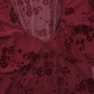 Détail du tissu en dentelle florale bordeaux et tulle transparent pour haut moulant en V