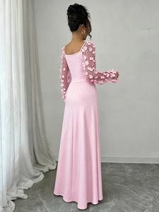 Vue détaillée d'une robe de soirée rose avec manches transparentes et fleurs 3D