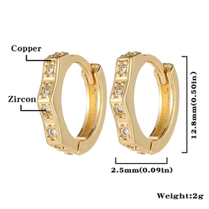 Detalle de aretes hexagonales de cobre dorado con circonitas y medidas indicadas